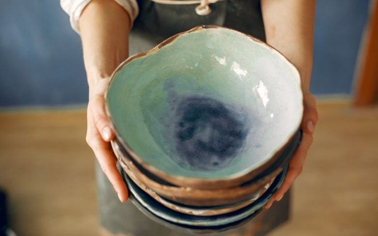 How to Paint Ceramics With Acrylic Paint