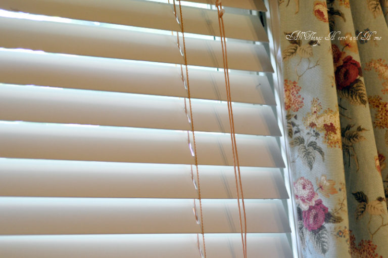 How to Paint Wooden Blinds: A Quick and Easy Guide