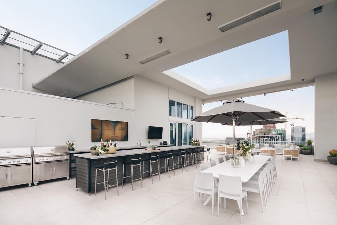 28 Modern Outdoor Kitchen Ideas: [Design Inspirations for Your Home] - Luxury Apartment Rooftop Outdoor Kitchen With Seating