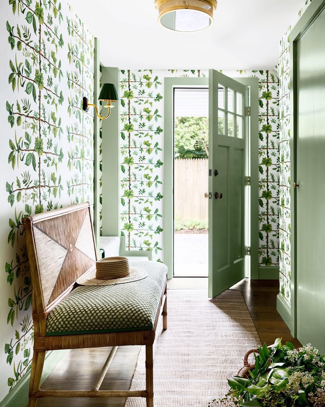 Stylish Entryway Ideas Featuring a Bench