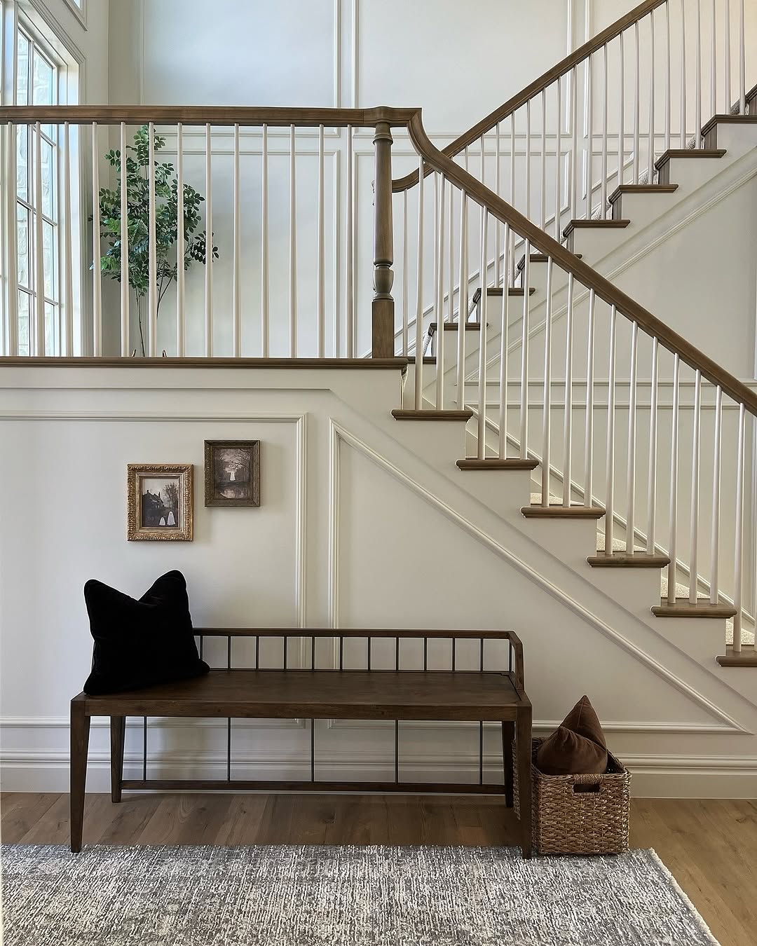 Stylish Entryway Ideas Featuring a Bench